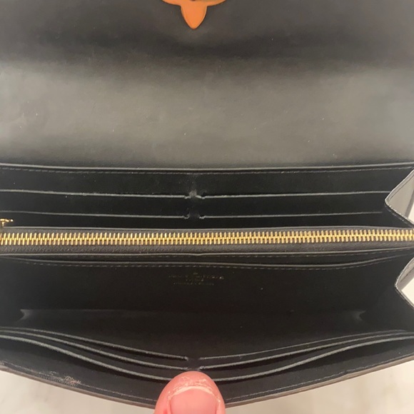 Lightly used Louis Vuitton monogram bi-fold wallet - Picture 8 of 10